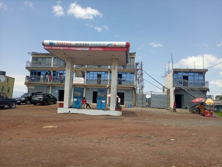 Pénurie de carburant à l’Est de la RDC: L’exécutif appelle au calme et promet une stabilité dans 48h