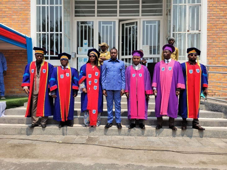 Des membres du corps acad&eacute;mique de l'ISIG/Goma avec le Repr&eacute;sentant de l'autorit&eacute; urbaine