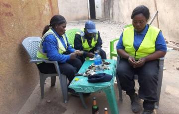 RDC: Indignations suite à une image virale des agents de la PCR comptabilisant des billets de banque