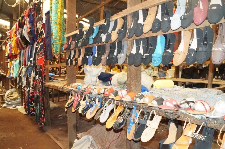Un étalage de souliers au marché Virunga