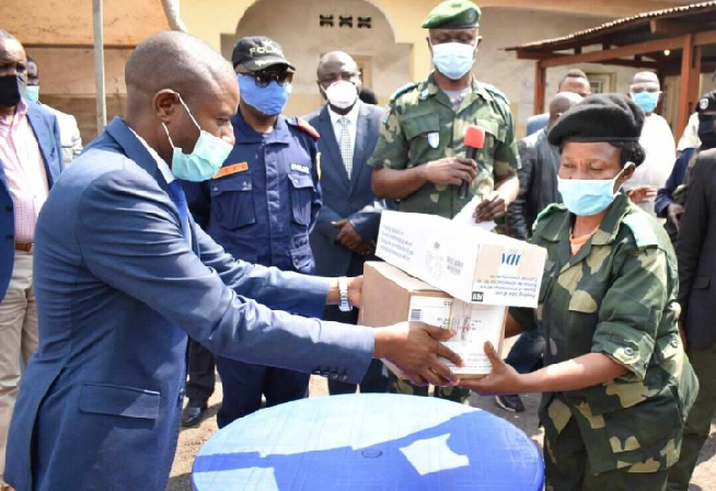 Le Gouverneur Carly Kasivita remettant du matériel médical à la Prison de Munzenze