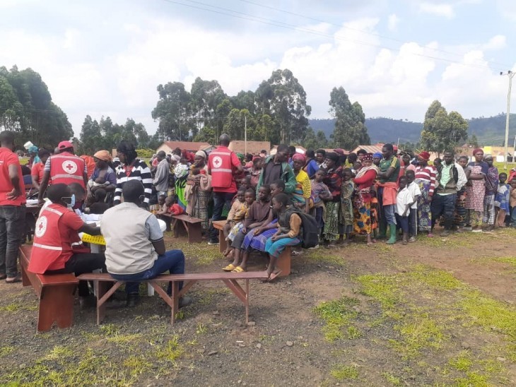 Des milliers de réfugiés congolais ayant fui les attaques à Rutshuru, hébergés à Kisoro en Ouganda
