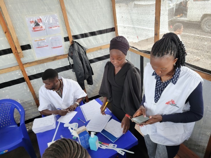 Une équipe de MSF enregistrant des patients en vue d'une consultation et une prise en charge 